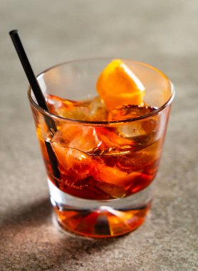 Barda alkollü bir kokteyl var.