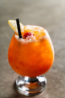 Barda alkollü bir kokteyl var.