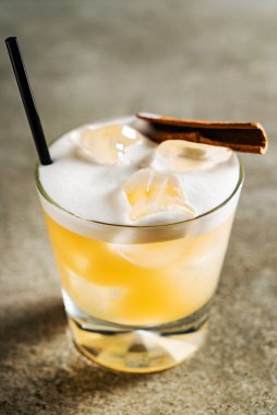 Barda alkollü bir kokteyl var.