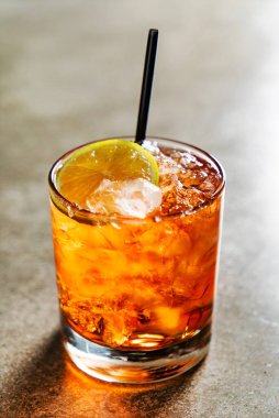 Barda alkollü bir kokteyl var.