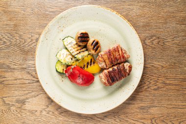 Kızarmış sebzeli tavuk dolması.