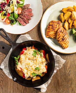 Restoranda akşam yemeği.