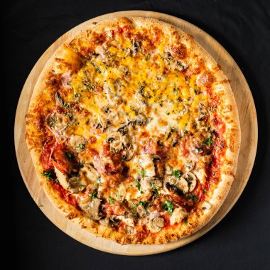 Siyah arka planda pizza.