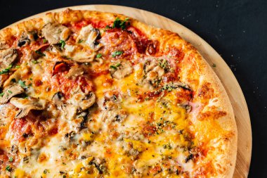 Siyah arka planda pizza.