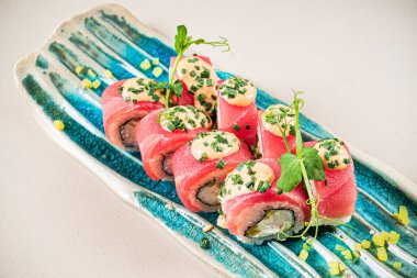 Ton balığı ve soslu lezzetli börekler.