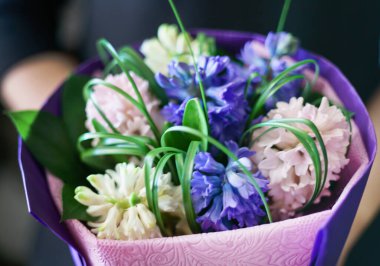 Ellerinde güzel bir buket