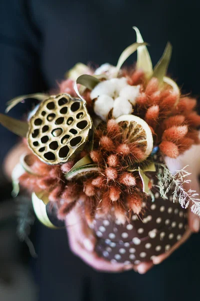 Bouquet Agradável Nas Mãos — Fotografia de Stock