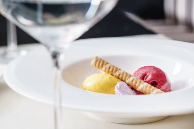 Meyveli dondurma, yakın çekim.