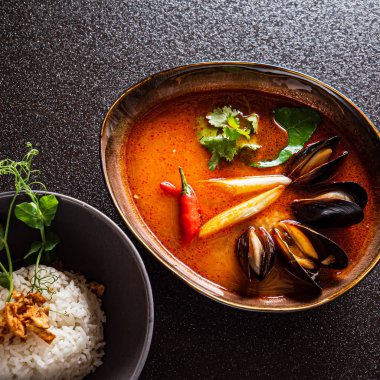 İspanyol Suquet de Peix çorbası. Yukarıdan yatay üst görünüm