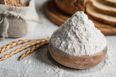 Buğday ve un masada.