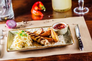 Patates ve salatalı kebap.