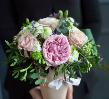 Ellerinde güzel bir buket