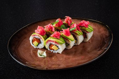 Yenilebilir çiçekli yaratıcı suşi seti