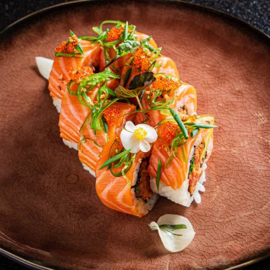 Yenilebilir çiçekli yaratıcı suşi seti