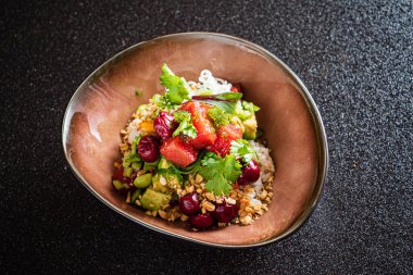 Somon ve böğürtlen dolu bir kase