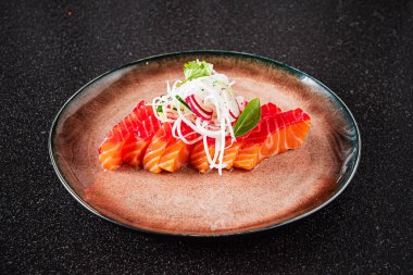 Suşi tabağa kondu.