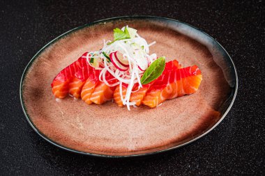 Suşi tabağa kondu.