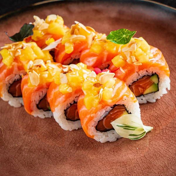 Set Sushi Creativo Con Flores Comestibles — Foto de Stock