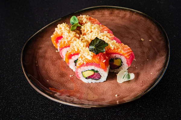 Kreativní Sushi Set Jedlými Květy — Stock fotografie