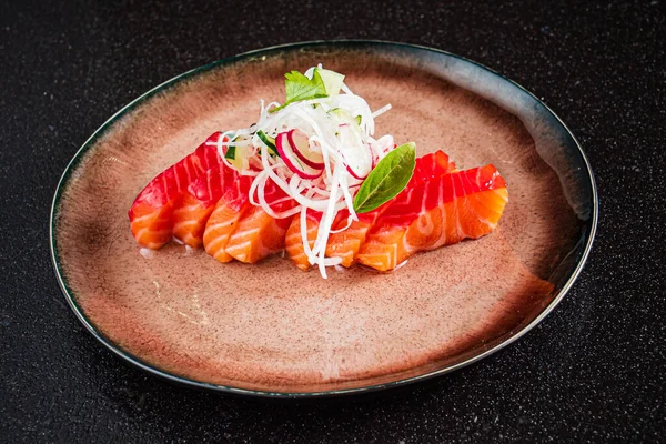 Suşi tabağa kondu.