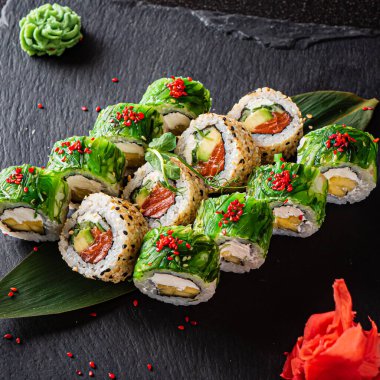 Siyah arkaplanda suşi var.