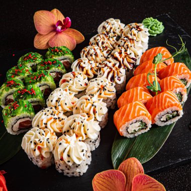 Siyah arkaplanda suşi var.