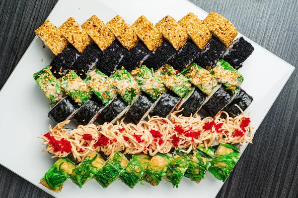 Sushi Białym Talerzu — Zdjęcie stockowe