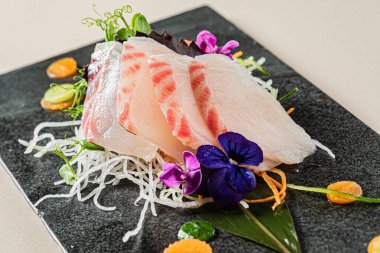 Japon aperatifleri tabakta.