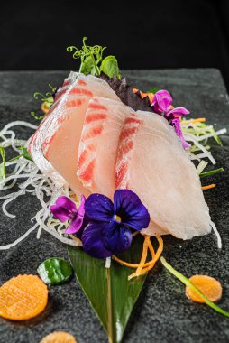 Japon aperatifleri tabakta.