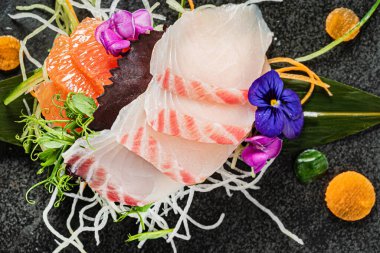 Japon aperatifleri tabakta.