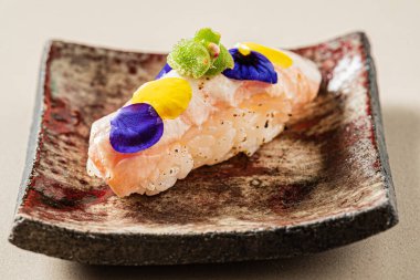 Japon aperatifleri tabakta.