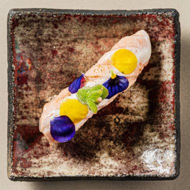 Japon aperatifleri tabakta.