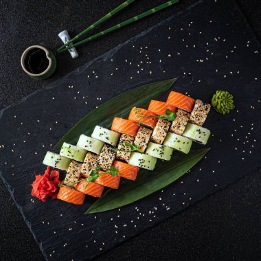 Siyah arkaplanda suşi var.