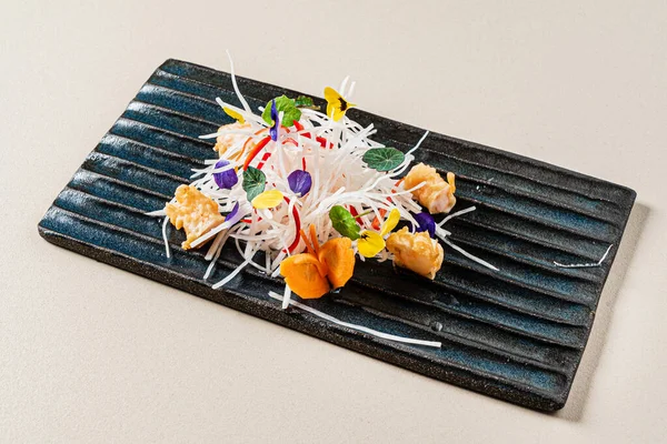 有创意的日本开胃菜放在盘子里 — 图库照片