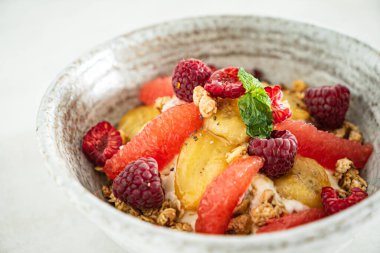 muz ve ahududu ile granola