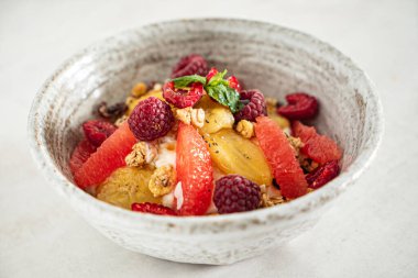 muz ve ahududu ile granola