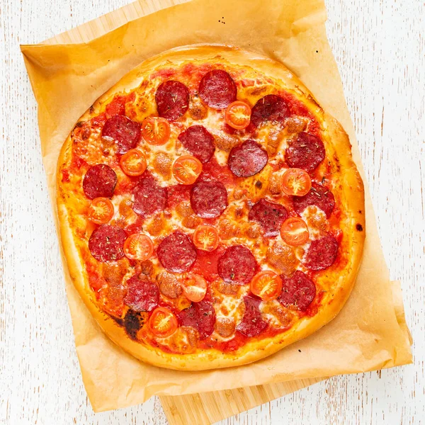 Pizza Mit Salami Und Kirschtomaten — Stockfoto