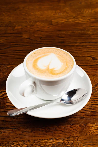 Cappuccino Med Hjärtform Träbordet — Stockfoto