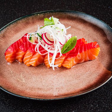 Suşi tabağa kondu.