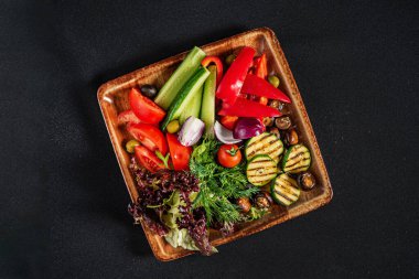 Izgara ve taze sebzeler, üst manzara.