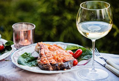 Salata ve şaraplı ızgara somon.