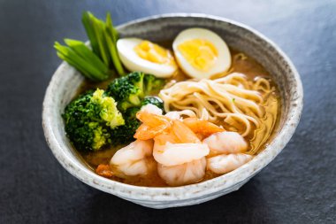 Karides ve yumurtalı Asya eriştesi çorbası.