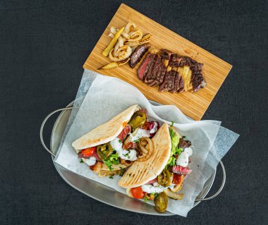 Biftek ve sebzeli pide.