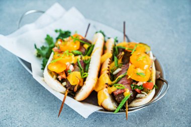 Kebap ve sebzeli sosisli sandviç.