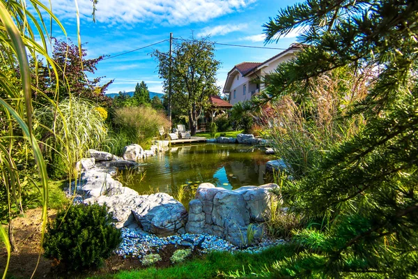 Lagoa no belo jardim — Fotografia de Stock