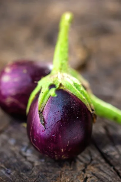 Frische violette Auberginen — Stockfoto