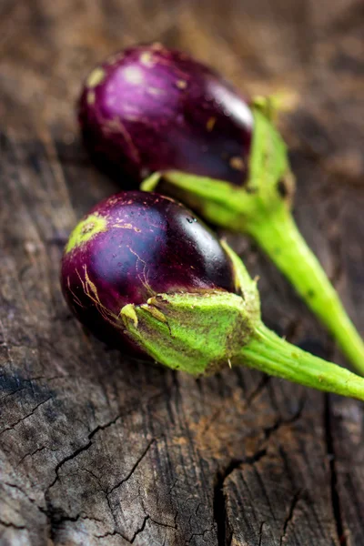 Frische violette Auberginen — Stockfoto