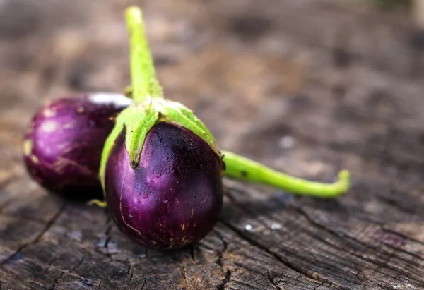 Frische violette Auberginen — Stockfoto