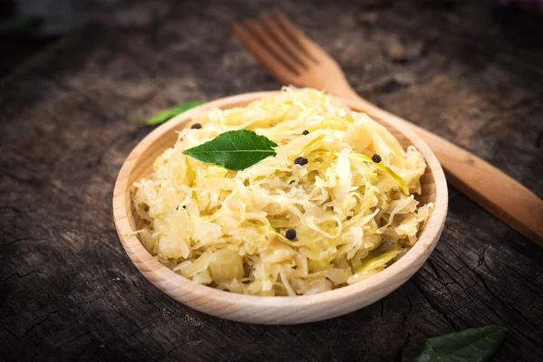 Choucroute cuite à la vapeur sur assiette en bois — Photo