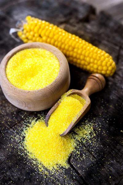 Harina de maíz amarillo sobre mesa de madera — Foto de Stock